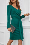 ΑΜΕΣΑ ΔΙΑΘΕΣΙΜΟ: πράσινο μίντι εφαρμοστό φόρεμα με ζώνη και V ντεκολτέ ALESIA GREEN