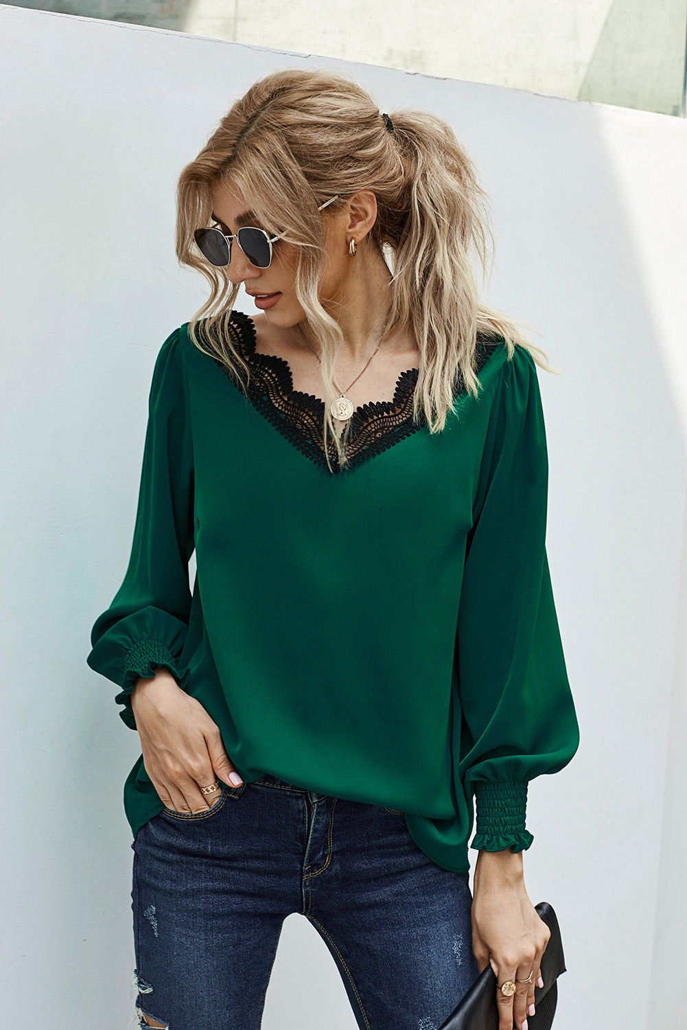 ΑΜΕΣΑ ΔΙΑΘΕΣΙΜΟ: πράσινο δαντελένιο μπλουζάκι   με V ντεκολτέ LETTIE GREEN